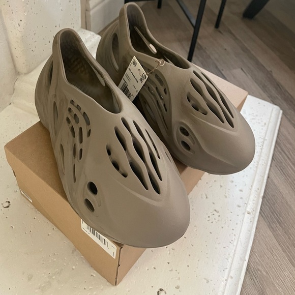 NIB Yeezy Foam Runner ‘Stone Sage’ - Picture 5 of 5